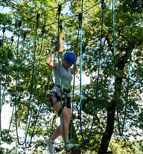 Parcours d'accrobranche au Parc de l'Aventure. Activités ludiques et sensations fortes aux alentours du camping Montacabana en Nouvelle-Aquitaine à Montalivet