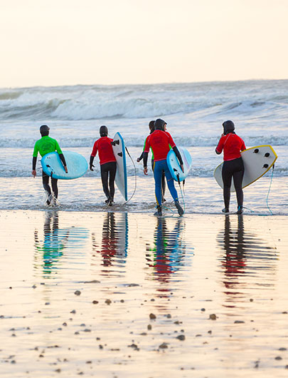 Initiation au surf lors de votre séjour au camping Montacabana en Nouvelle-Aquitaine à Montalivet