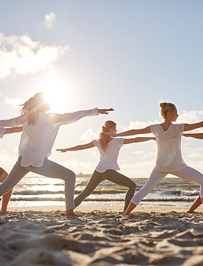 Initiation au yoga lors de votre séjour au camping Montacabana en Nouvelle-Aquitaine à Montalivet