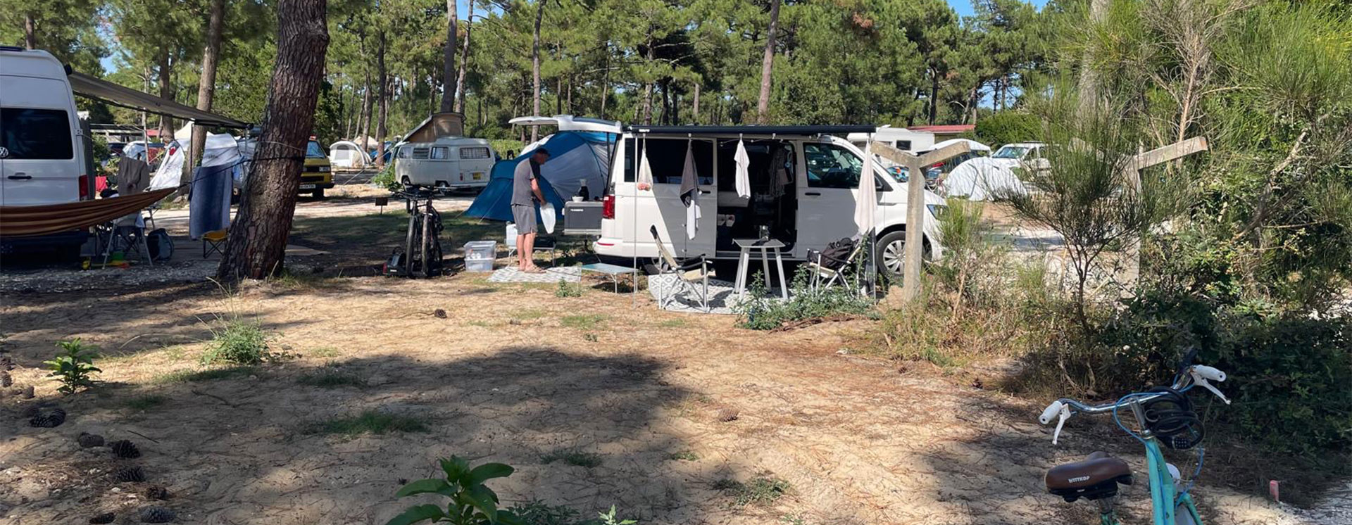 Vue des emplacements pour tente du camping Montacabana à Montalivet, nature et confort