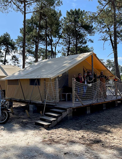 Location de tente lodge avec sanitaire, équipée d’une terrasse en bois