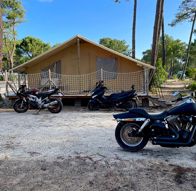 Hébergement insolite en Gironde au camping Montacabana à Montalivet. Tente lodge, équipée d’une terrasse en bois de 42 m² sur pilotis