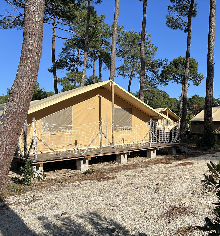 Location de tente lodge avec sanitaire, hébergement insolite en Gironde au camping Montacabana à Montalivet