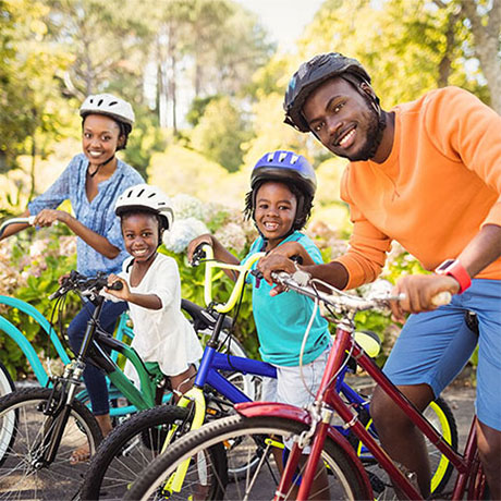 Randonnée en vélo en famille.